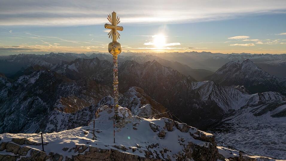 Das Zugspitz-Gipfelkreuz wird derzeit neu vergoldet und zum Saisonstart fertig sein. (Archivbild) Das Zugspitz-Gipfelkreuz wird derzeit neu vergoldet und zum Saisonstart fertig sein. (Archivbild)