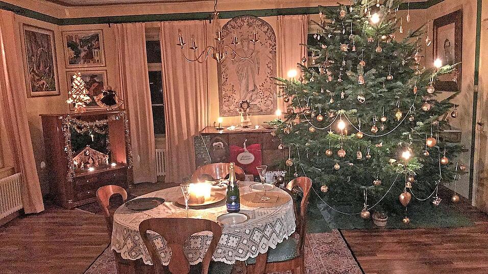 Alle Jahre wieder sieht der Salon in Gabriele Weish&auml;upls Elternhaus, der 'Villa Vogl' im Landkreis Passau, so aus: Hinter dem Biedermeier-Esstisch steht eine ausladende Tanne mit Goldkugeln, von der Wand schaut Urgro&szlig;vater Joseph Vogl (1835-1903).