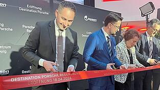 Philip Gadringer (links), Johannes Marx, Theresa Jepsen und Alexander Pollich zerschneiden das Einweihungsband.