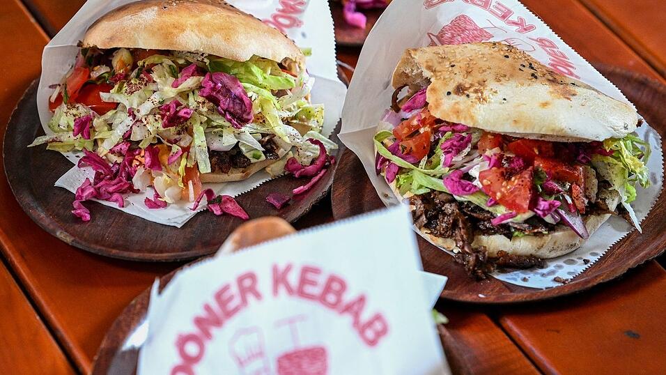 Der 49-Jährige wollte sich von dem Geld vermutlich einen Döner kaufen. (Symbolbild) Der 49-Jährige wollte sich von dem Geld vermutlich einen Döner kaufen. (Symbolbild)