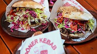 Der 49-Jährige wollte sich von dem Geld vermutlich einen Döner kaufen. (Symbolbild) Der 49-Jährige wollte sich von dem Geld vermutlich einen Döner kaufen. (Symbolbild)