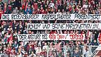 In der Partie gegen die Eintracht Braunschweig erheben die Jahn-Fans gegen Vorstandsmitglied Achim Beierlorzer ein Plakat.