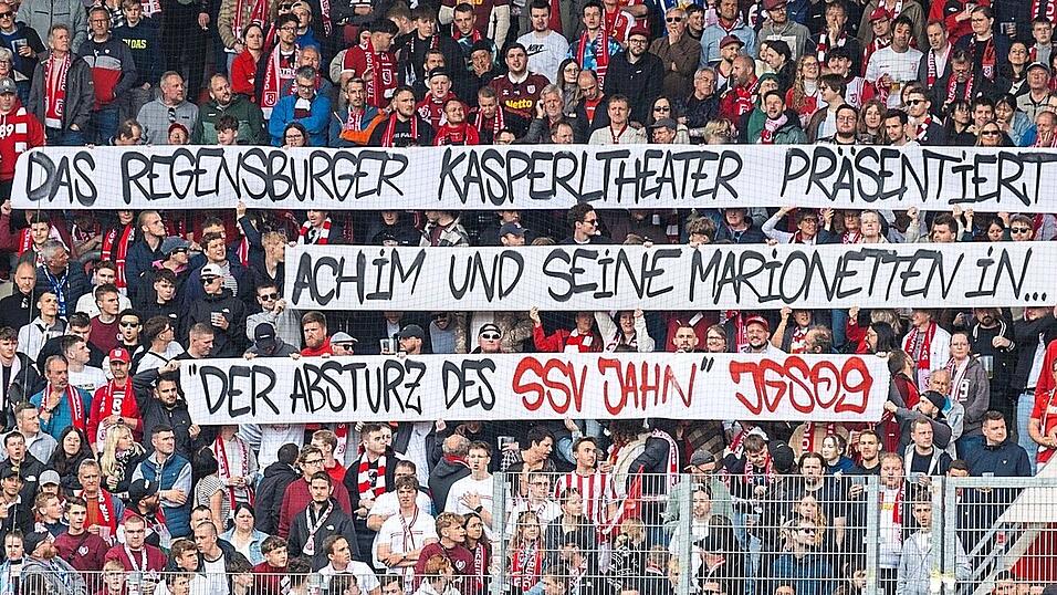 In der Partie gegen die Eintracht Braunschweig erheben die Jahn-Fans gegen Vorstandsmitglied Achim Beierlorzer ein Plakat. In der Partie gegen die Eintracht Braunschweig erheben die Jahn-Fans gegen Vorstandsmitglied Achim Beierlorzer ein Plakat.