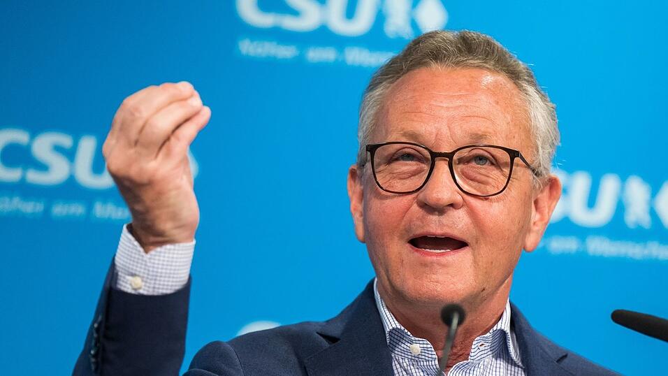 Der fr&uuml;here Baywa-Chef Klaus Josef Lutz auf einer CSU-Veranstaltung im Jahr 2022. Lutz hat bislang s&auml;mtliche Vorw&uuml;rfe im Zusammenhang mit der Schieflage der Baywa zur&uuml;ckgewiesen. (Archiv)