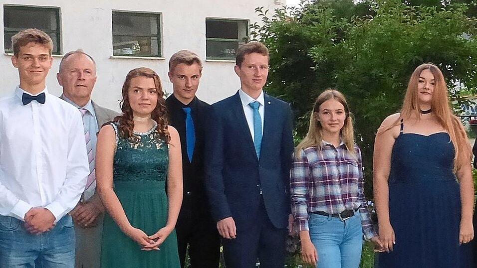 F&uuml;r die Klassenbesten gab es Gutscheine von B&uuml;rgermeister Ludwig Robold (3.v.r.).