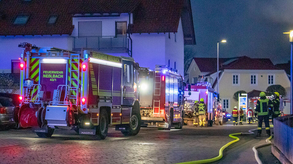 Auf einem Hof in Niederalteich ist ein Feuer ausgebrochen. Die Feuerwehr bek&auml;mpfte die Flammen.