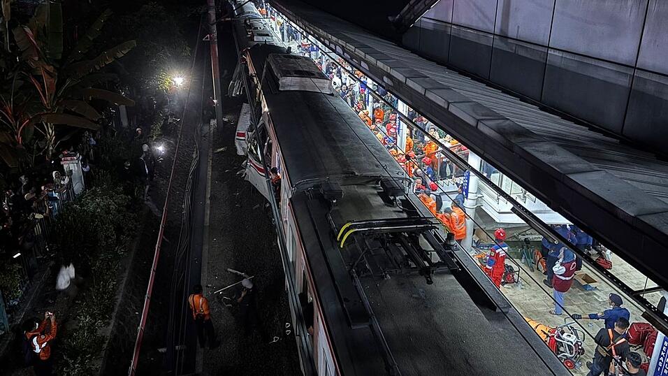 Mehrere Waggons wurden bei der Kollision besch&auml;digt.