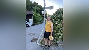 Emil Forster bringt die Wegtafeln an Streckenabschnitten an, die durch W&ouml;rth f&uuml;hren.
