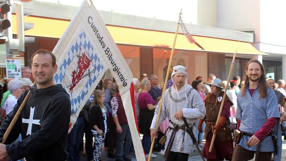 Viele Besucher verfolgten am Sonntag den Umzug auf dem Vilsbiburger Stadtplatz. Viele Besucher verfolgten am Sonntag den Umzug auf dem Vilsbiburger Stadtplatz.