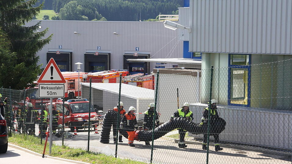 Viele Einsatz- und Rettungskr&auml;fte waren vor Ort und versuchten gemeinsam, der Lage Herr zu werden. (Foto: Lang)