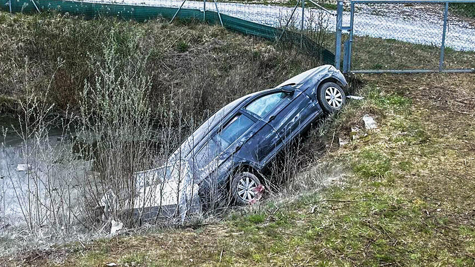 Das Auto kam erst im Weiher zum Stehen.&nbsp;