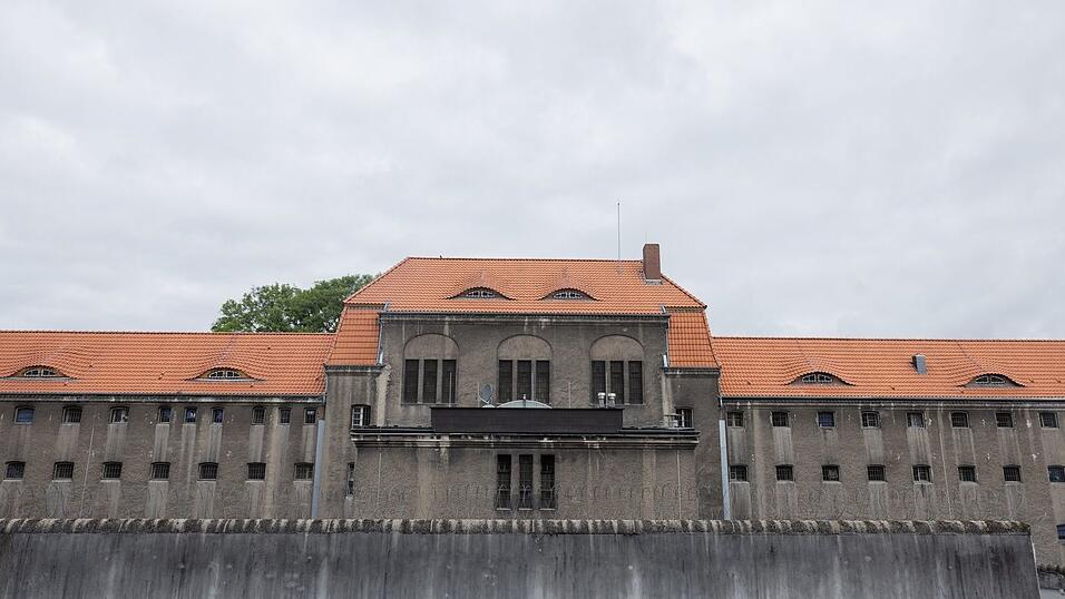 In der JVA Willich 1 wird gegen Vollzugsbeamte ermittelt. (Archivbild)