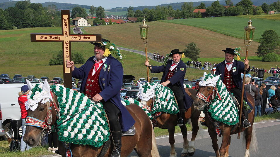 Die Pfingstreiter auf dem Weg nach Steinbühl. Die Pfingstreiter auf dem Weg nach Steinbühl.