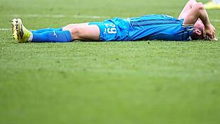 Fassungslos nach dem sp&auml;ten Gegentor: Heidenheims Mikkel Kaufmann am Boden nach dem 3:3.