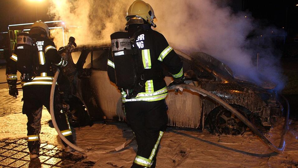 Die Feuerwehr bekämpfte den nächtlichen Fahrzeugbrand mit Löschschaum und verhinderte so ein Übergreifen der Flammen auf die Umgebung. Die Feuerwehr bekämpfte den nächtlichen Fahrzeugbrand mit Löschschaum und verhinderte so ein Übergreifen der Flammen auf die Umgebung.