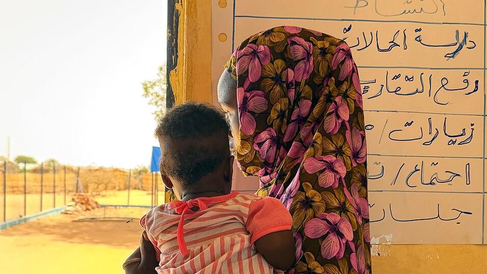 Auch nach der Flucht sind Frauen und Mädchen durch Gewalt gefährde - Wahiba hält ihr Kind auf dem Arm. Auch nach der Flucht sind Frauen und Mädchen durch Gewalt gefährde - Wahiba hält ihr Kind auf dem Arm.