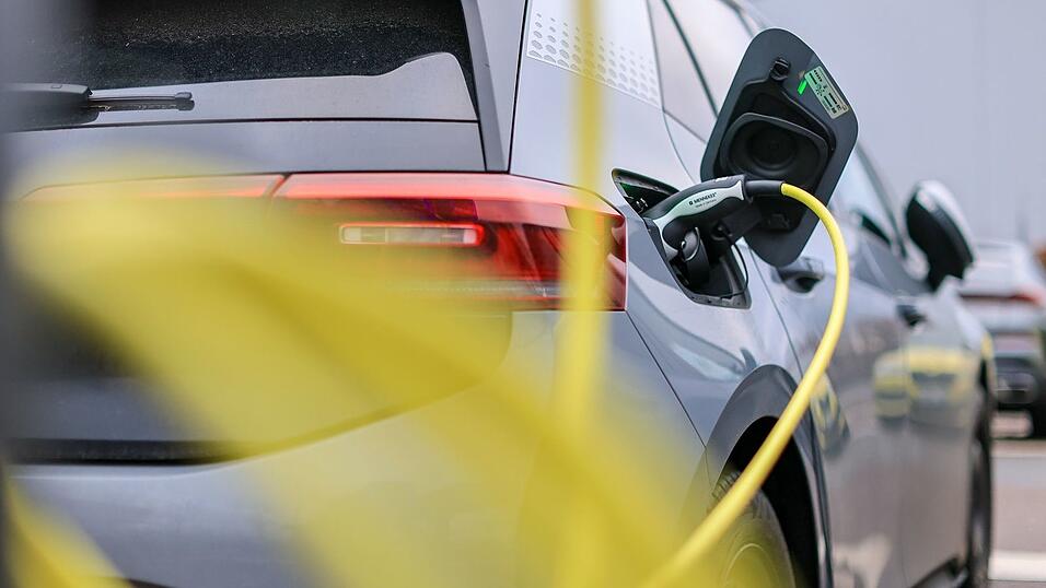 Die Verbraucherzentralen setzen auf mehr günstige E-Autos. (Archivbild) Die Verbraucherzentralen setzen auf mehr günstige E-Autos. (Archivbild)