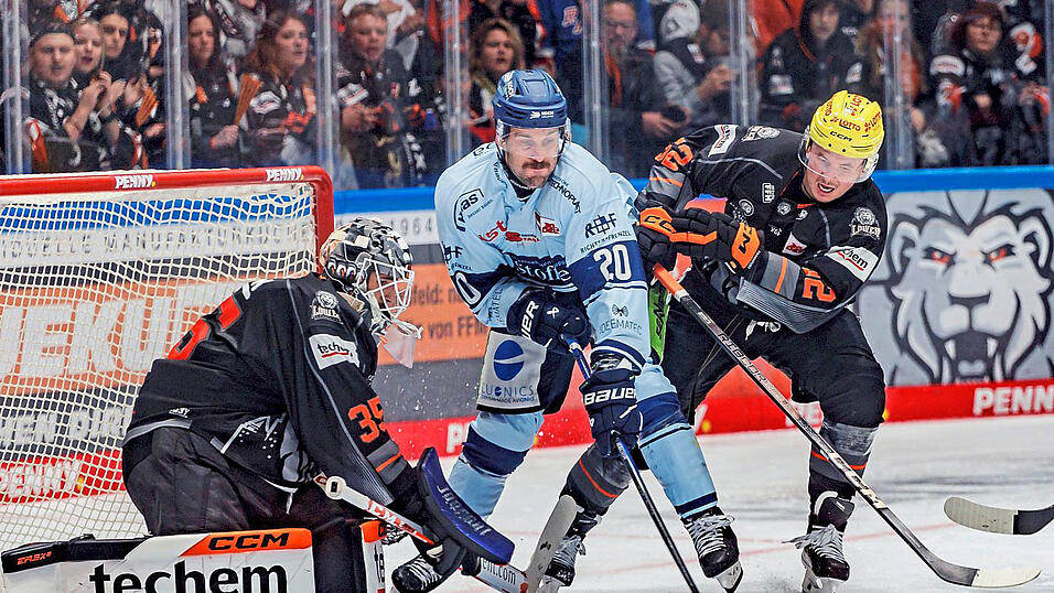 Justin Scotts Treffer (Mitte) gegen Frankfurt mit Goalie Joe Cannata und Maksim Matushkin kommt zu spät, um dem Spiel noch einmal eine Wende geben zu können. Justin Scotts Treffer (Mitte) gegen Frankfurt mit Goalie Joe Cannata und Maksim Matushkin kommt zu spät, um dem Spiel noch einmal eine Wende geben zu können.