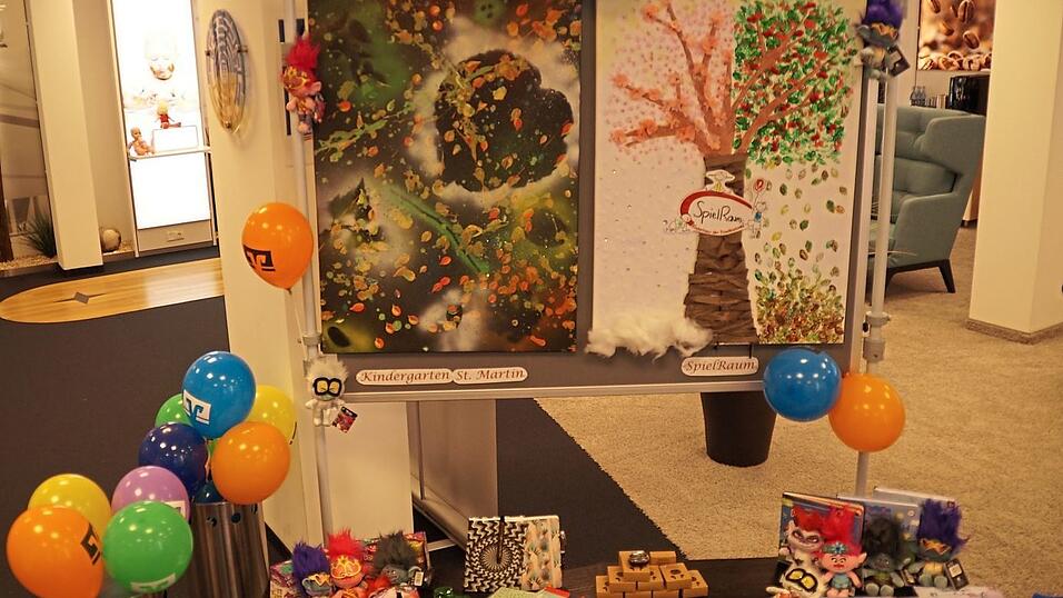 Reich gedeckt ist der 'Gabentisch' in der Filiale der VR Bank Landau-Mengkofen in der Straubinger Straße. Die beiden Bilder im Hintergrund stammen vom Kindergarten St. Martin und dem SpielRaum Kinderhaus. Reich gedeckt ist der 'Gabentisch' in der Filiale der VR Bank Landau-Mengkofen in der Straubinger Straße. Die beiden Bilder im Hintergrund stammen vom Kindergarten St. Martin und dem SpielRaum Kinderhaus.