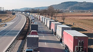 Ein Unfall auf der A 3 sorgt oft für lange Staus; so zum Beispiel am 19. Februar nach einem zwischen Wörth an der Donau und Kirchroth. Das Bild zeigt den Blick von Kirchroth in Richtung Wörth. Die Gegenfahrbahn ist leer, weil noch von einem anderen Unfall mit einem Gefahrgutlastwagen gesperrt.