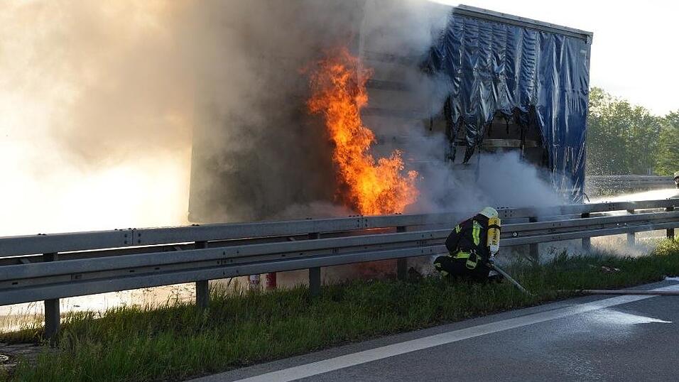 Auf der A3 bei Metten ist ein Lastwagen in Vollbrand geraten. Die Fahrbahn Richtung Passau wurde komplett gesperrt.