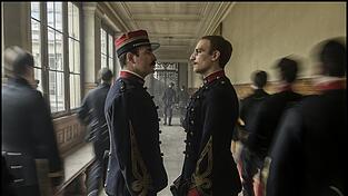 Picquart (Jean Dujardin, links) mag Dreyfus Louis Garrel) nicht. Aber sein Gerechtigkeitssinn verpflichtet ihn zur Hilfe. Picquart (Jean Dujardin, links) mag Dreyfus Louis Garrel) nicht. Aber sein Gerechtigkeitssinn verpflichtet ihn zur Hilfe.