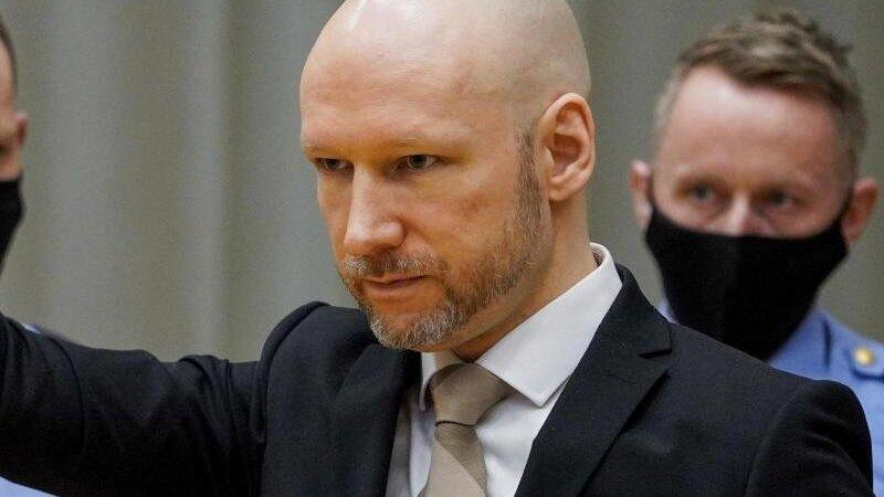Der wegen Terrorismus verurteilte Anders Behring Breivik trifft im provisorischen Gerichtssaal des Gefängnisses von Skien ein. Der wegen Terrorismus verurteilte Anders Behring Breivik trifft im provisorischen Gerichtssaal des Gefängnisses von Skien ein.