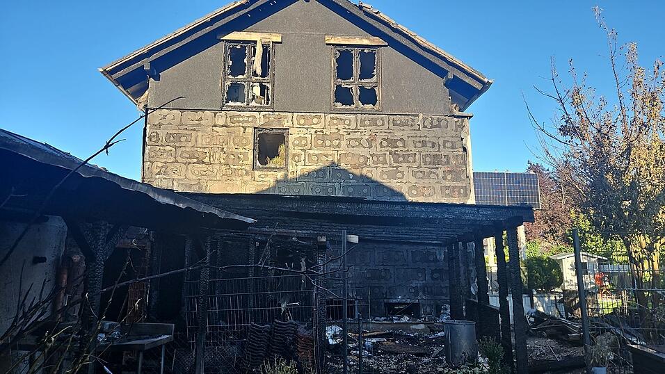 Das Feuer brach in einem Anbau hinter der Garage aus.