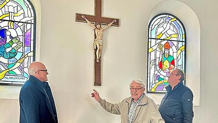 Nach Restaurierung wieder an seinem Platz: Das weit über 100 Jahre alte Kruzifix hängt dank Werner Perlinger (Mitte) nun wieder in der Leonhardikirche. Das freut Stadtpfarrer Karl-Heinz Seidl (rechts) und Lutz Hastreiter, dessen Familie sich seit Generationen um dieses Gotteshaus kümmert. Nach Restaurierung wieder an seinem Platz: Das weit über 100 Jahre alte Kruzifix hängt dank Werner Perlinger (Mitte) nun wieder in der Leonhardikirche. Das freut Stadtpfarrer Karl-Heinz Seidl (rechts) und Lutz Hastreiter, dessen Familie sich seit Generationen um dieses Gotteshaus kümmert.