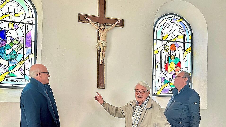 Nach Restaurierung wieder an seinem Platz: Das weit über 100 Jahre alte Kruzifix hängt dank Werner Perlinger (Mitte) nun wieder in der Leonhardikirche. Das freut Stadtpfarrer Karl-Heinz Seidl (rechts) und Lutz Hastreiter, dessen Familie sich seit Generationen um dieses Gotteshaus kümmert.