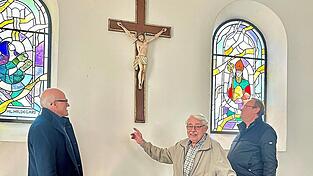 Nach Restaurierung wieder an seinem Platz: Das weit über 100 Jahre alte Kruzifix hängt dank Werner Perlinger (Mitte) nun wieder in der Leonhardikirche. Das freut Stadtpfarrer Karl-Heinz Seidl (rechts) und Lutz Hastreiter, dessen Familie sich seit Generationen um dieses Gotteshaus kümmert. Nach Restaurierung wieder an seinem Platz: Das weit über 100 Jahre alte Kruzifix hängt dank Werner Perlinger (Mitte) nun wieder in der Leonhardikirche. Das freut Stadtpfarrer Karl-Heinz Seidl (rechts) und Lutz Hastreiter, dessen Familie sich seit Generationen um dieses Gotteshaus kümmert.