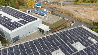 Ein Solarpark in Sachsen, der dem Laden von Elektroautos dient. (Archivbild) Ein Solarpark in Sachsen, der dem Laden von Elektroautos dient. (Archivbild)