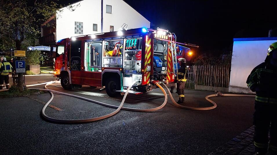 Mehrere Feuerwehren waren bei dem Brand in Schwarzach in der Nacht von Montag auf Dienstag vor Ort. Mehrere Feuerwehren waren bei dem Brand in Schwarzach in der Nacht von Montag auf Dienstag vor Ort.