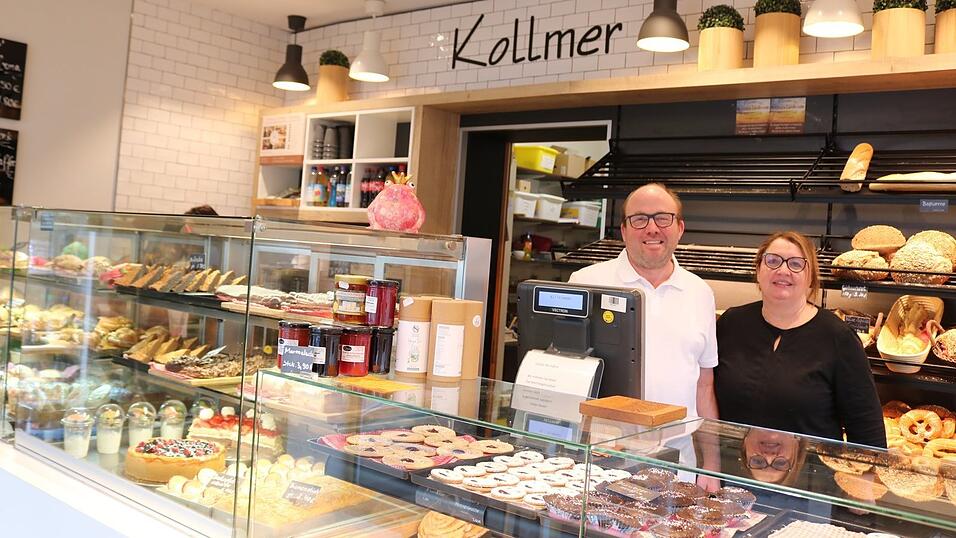 In der kleinen Backstube von Hans und Andrea Kollmer in der Schwanenstra&szlig;e werden alle Waren noch per Hand hergestellt. Aktuell sorgen zwei B&auml;cker und gelegentlich eine Aushilfe f&uuml;r frisches Geb&auml;ck.