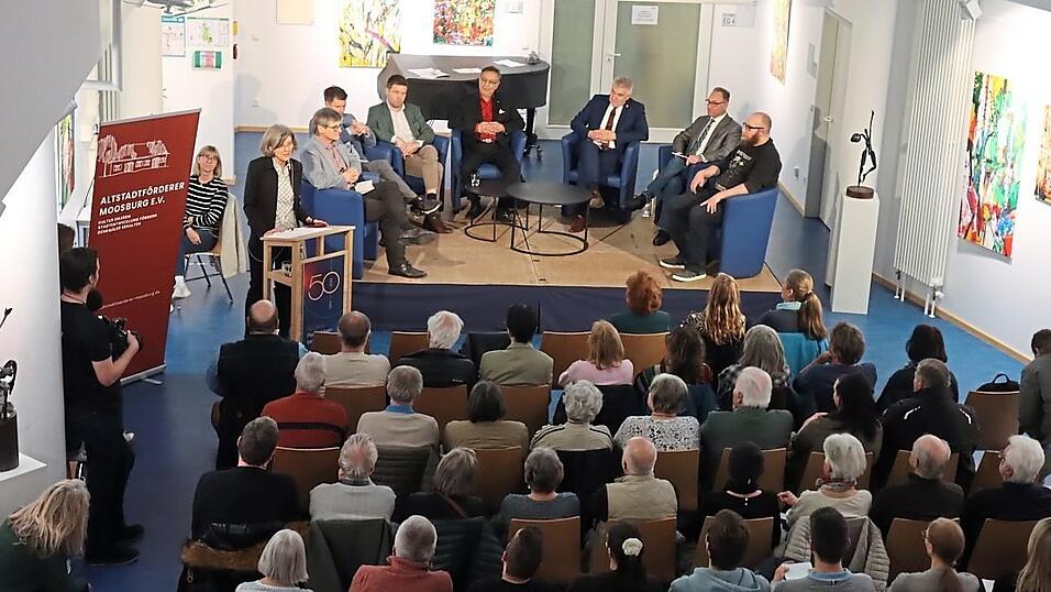 Viele G&auml;ste schauten vom Balkon bei der Diskussion zu.