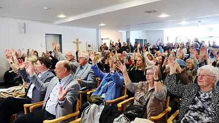 Zusammen mit Mitarbeitern und Bewohnern sangen die Besucher der Feier beim 25. Jubil&auml;um des Matth&auml;usstifts.