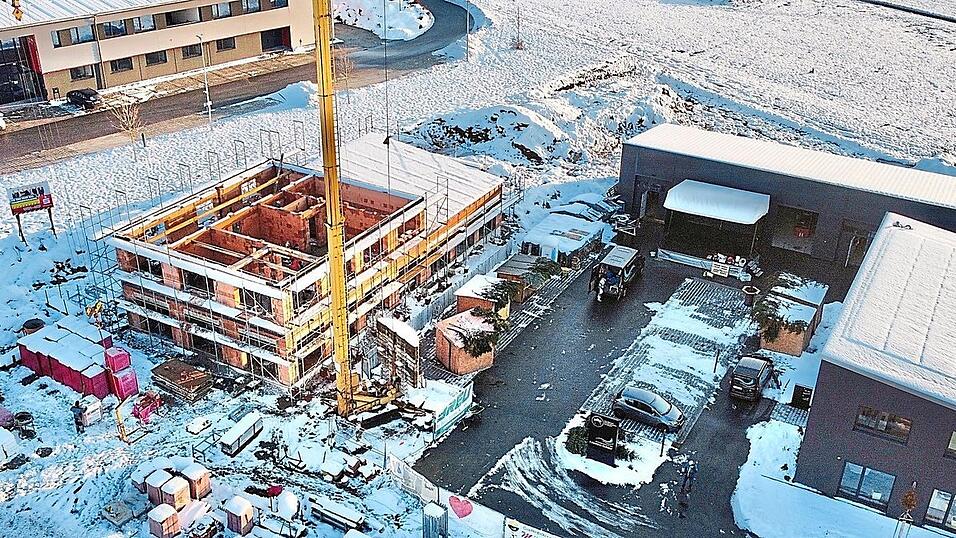 Zwischen dem Rettungszentrum und dem Firmengebäude von 'Creative Colours' entsteht derzeit ein neues Geschäftshaus. Die Fertigstellung ist für April geplant. Übrigens: Auf diesem Firmenhof findet heute und morgen auch der Christkindlmarkt für die Charity-Aktion 'Herzensangelegenheiten' statt. Zwischen dem Rettungszentrum und dem Firmengebäude von 'Creative Colours' entsteht derzeit ein neues Geschäftshaus. Die Fertigstellung ist für April geplant. Übrigens: Auf diesem Firmenhof findet heute und morgen auch der Christkindlmarkt für die Charity-Aktion 'Herzensangelegenheiten' statt.