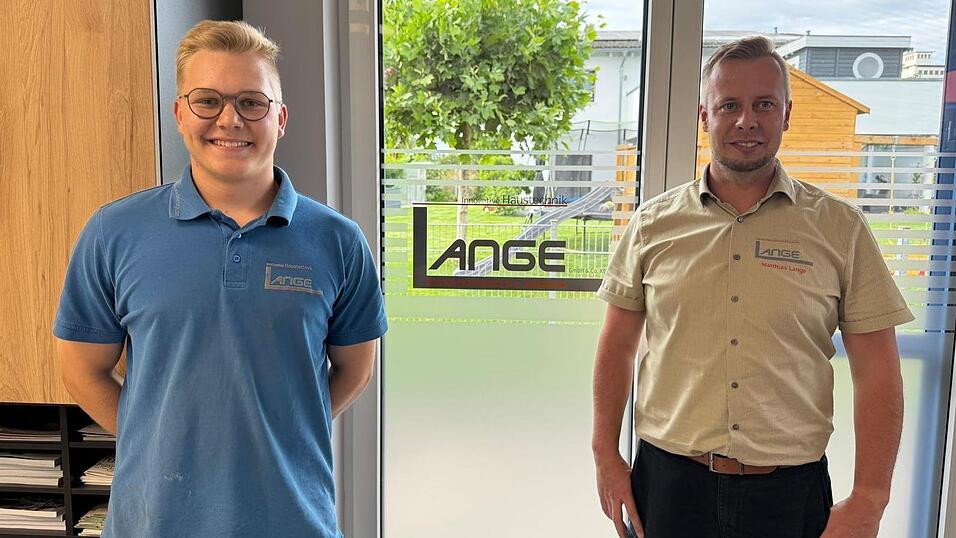 Firmenchef Matthias Lange (r.) ist sehr stolz auf seinen Auszubildenden Sebastian Pastschenko. Firmenchef Matthias Lange (r.) ist sehr stolz auf seinen Auszubildenden Sebastian Pastschenko.