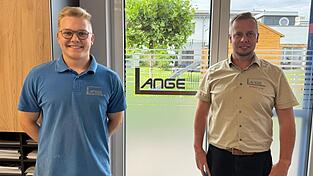 Firmenchef Matthias Lange (r.) ist sehr stolz auf seinen Auszubildenden Sebastian Pastschenko.