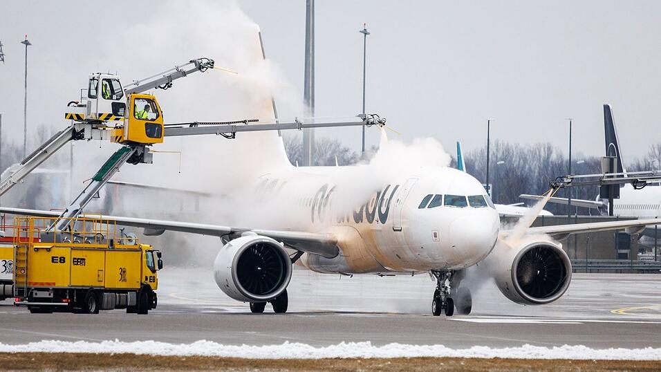 Das Enteisen eines Flugzeuges kann je nach Wetter bis zu 45 Minuten dauern. (Archivbild) Das Enteisen eines Flugzeuges kann je nach Wetter bis zu 45 Minuten dauern. (Archivbild)