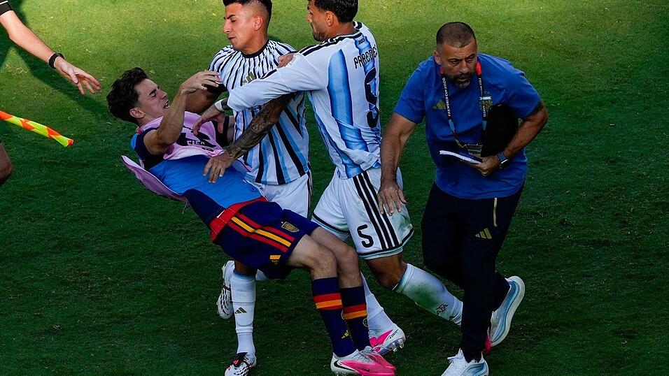 Die FIFA ermittelt nach den Vorfällen nach dem Ende des WM-Endspiels. Die FIFA ermittelt nach den Vorfällen nach dem Ende des WM-Endspiels.