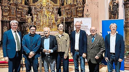Prof. Dr. Alexander H&uuml;bner (v.l.), Lehrstuhl Management der Liefer- und Wertsch&ouml;pfungsketten am TUM Campus Straubing, moderierte die Beitr&auml;ge von Prof. Dr. Andreas Pondorfer, Lehrstuhl Nachhaltige Wirtschaftspolitik TUM Campus Straubing, Staatsminister a.D. Erwin Huber, Studierenden-Vertreterin Svenja Sch&auml;dla, OB Markus Pannermayr, Toni Hinterdobler, Vorsitzender des Vereins Hochschulstadt, und Prof. Dr. Volker Sieber, Rektor des TUM Campus Straubing.