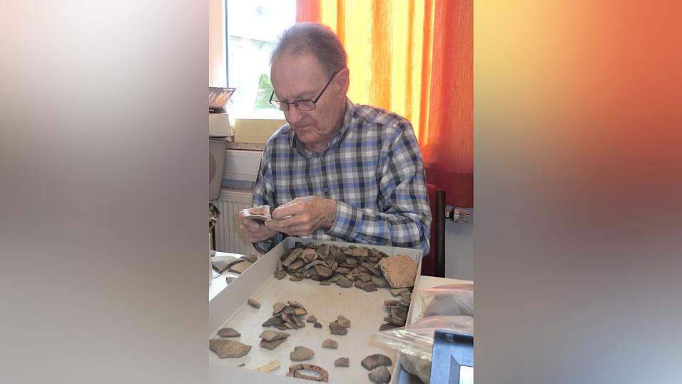 Erich Ludwig beim Sortieren und Bestimmen.