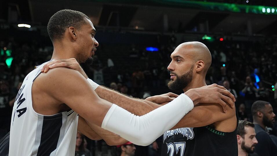 Victor Wembanyama (l) und die San Antonio Spurs stehen im NBA-Halbfinale.