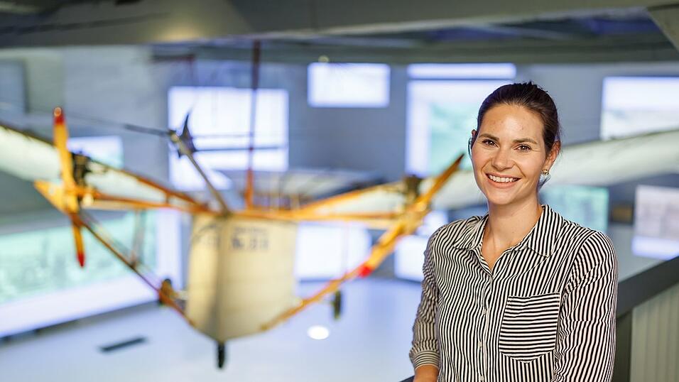 Museumsleiterin Laura Gebauer vor dem Nachbau des vielleicht ersten Motorflugzeugs der Welt. Museumsleiterin Laura Gebauer vor dem Nachbau des vielleicht ersten Motorflugzeugs der Welt.