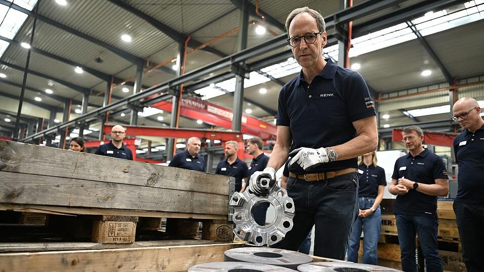 Renk-Manager Emmerich Schiller hält einen Planetenträger in der Hand, ein Bauteil für ein Panzergetriebe. Im Vordergrund sind 50 Kilo schwere Stahlscheiben zu sehen, aus denen der 15 Kilo schwere Planetenträger mit neuen Maschinen gefertigt wird. Renk-Manager Emmerich Schiller hält einen Planetenträger in der Hand, ein Bauteil für ein Panzergetriebe. Im Vordergrund sind 50 Kilo schwere Stahlscheiben zu sehen, aus denen der 15 Kilo schwere Planetenträger mit neuen Maschinen gefertigt wird.