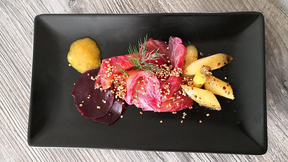 Für idowa hat Helmut Mühlberger als Vorspeise für den perfekten Grillabend in roter Beete gebeizten Lachs mit Quinoa an Orangengel und gegrilltem Spargel gezaubert.