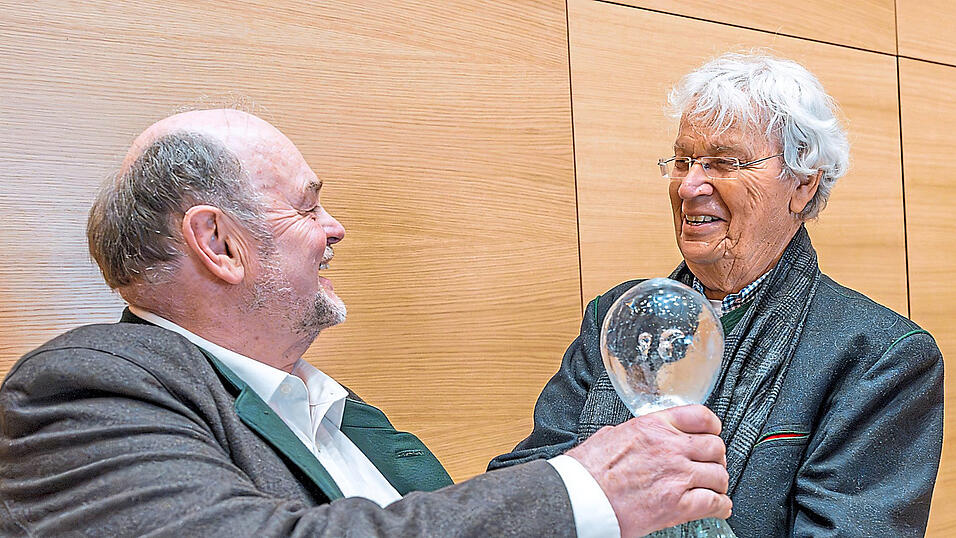 14 Kilogramm ist die Sprachwurzel schwer, die Sepp Obermeier (links), Vorsitzender des Bunds Bairischer Sprache, regelmäßig an Personen vergibt, die den bairischen Dialekt lebendig halten. 14 Kilogramm ist die Sprachwurzel schwer, die Sepp Obermeier (links), Vorsitzender des Bunds Bairischer Sprache, regelmäßig an Personen vergibt, die den bairischen Dialekt lebendig halten.
