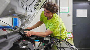 Immer mehr Jugendliche in Bayern beginnen eine Ausbildung. (Symbolbild) Immer mehr Jugendliche in Bayern beginnen eine Ausbildung. (Symbolbild)