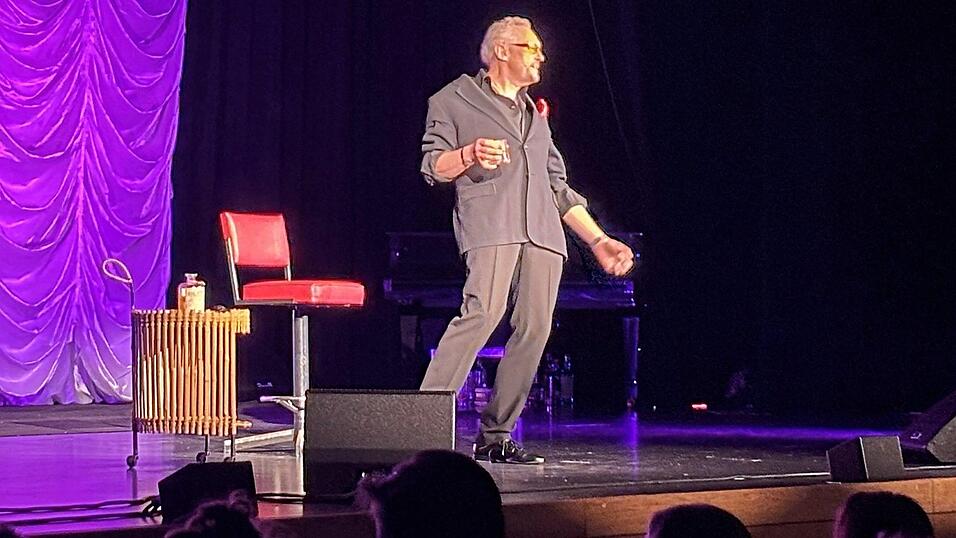 Josef Hader auf der Bühne der Chamer Stadthalle Josef Hader auf der Bühne der Chamer Stadthalle